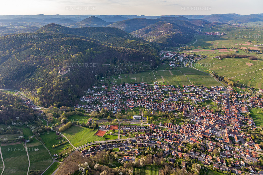 Luftbild: Burgruine Landeck in Klingenmünster im Bundesland Rheinland-Pfalz in Deutschland. Foto: IMG_106559.jpg vom 17.04.2018 durch Werner Riehm/FLY-FOTO.de