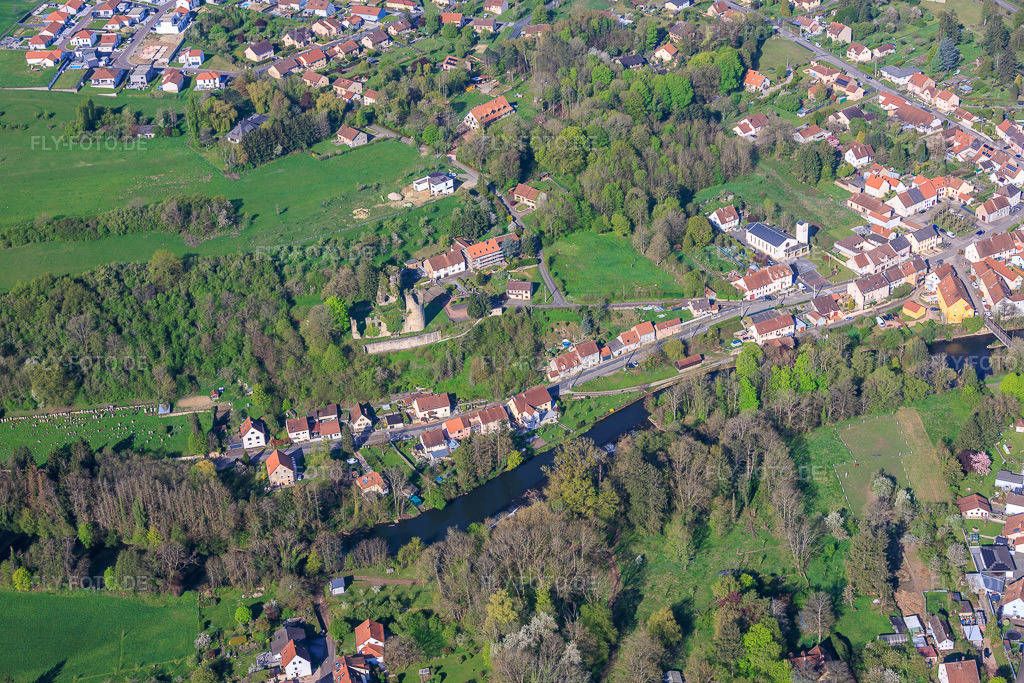 Luftbild: Château de Frauenberg und Kirhe Église Saint-Jacques-le-Majeur über der Blies in Frauenberg im Bundesland Moselle in Frankreich.Foto: IMG_154523.jpg vom 18.04.2026 durch Werner Riehm/FLY-FOTO.deAuflösung des Originals: 6000 x 4000 px
