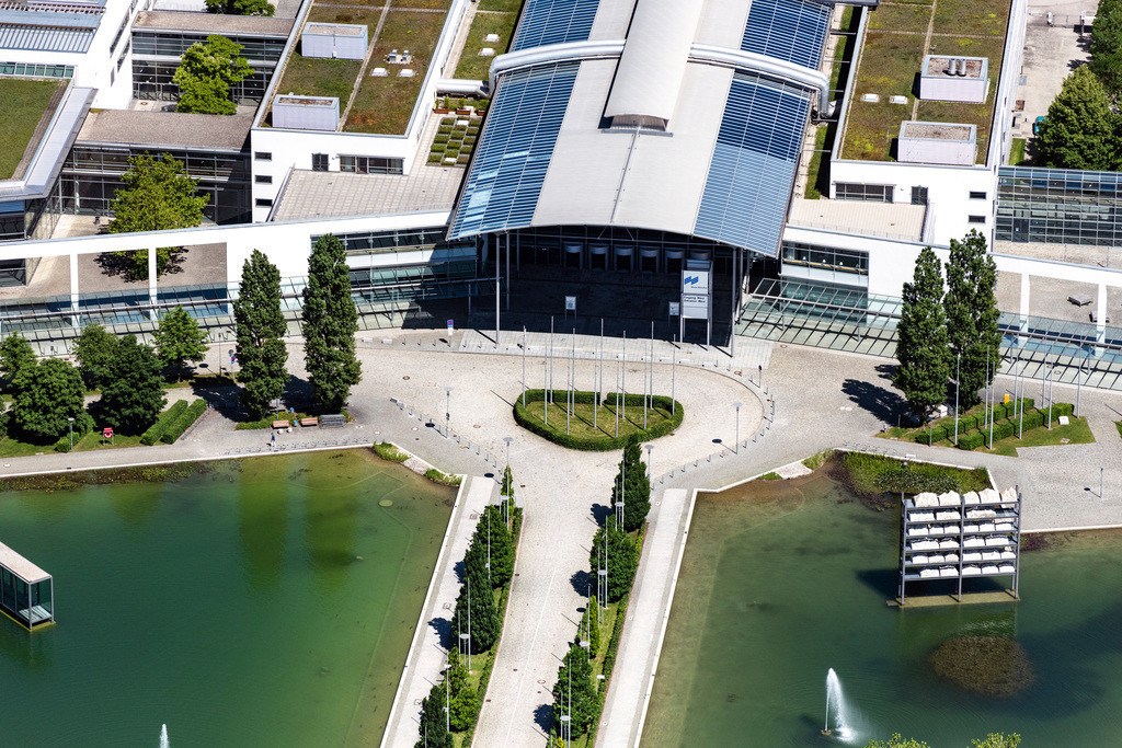 dr__0054584.jpg | MüNCHEN 12.06.2020 Ausstellungsgelände und Messehallen im Ortsteil Trudering-Riem in München im Bundesland Bayern, Deutschland. Weiterführende Informationen bei: JAHN ARCHITECTURE, Inc.,  MESSE MÜNCHEN GMBH. // Exhibition grounds and exhibition halls in the district of Trudering-Riem in Munich in the state Bavaria, Germany. Further information at: JAHN ARCHITECTURE, Inc.,  MESSE MUeNCHEN GMBH. Foto: Daniel Reiter