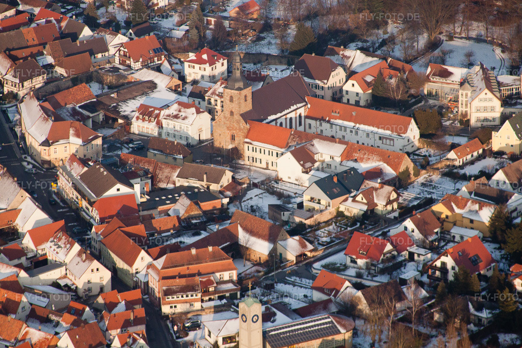 Luftbild: Stiftskirche und Pfarrzentrum St. Michael in der Ortsmitte im Winter bei Schnee in Klingenmünster im Bundesland Rheinland-Pfalz in Deutschland. Foto: IMG_24517.jpg vom 16.02.2010 durch Werner Riehm/FLY-FOTO.de