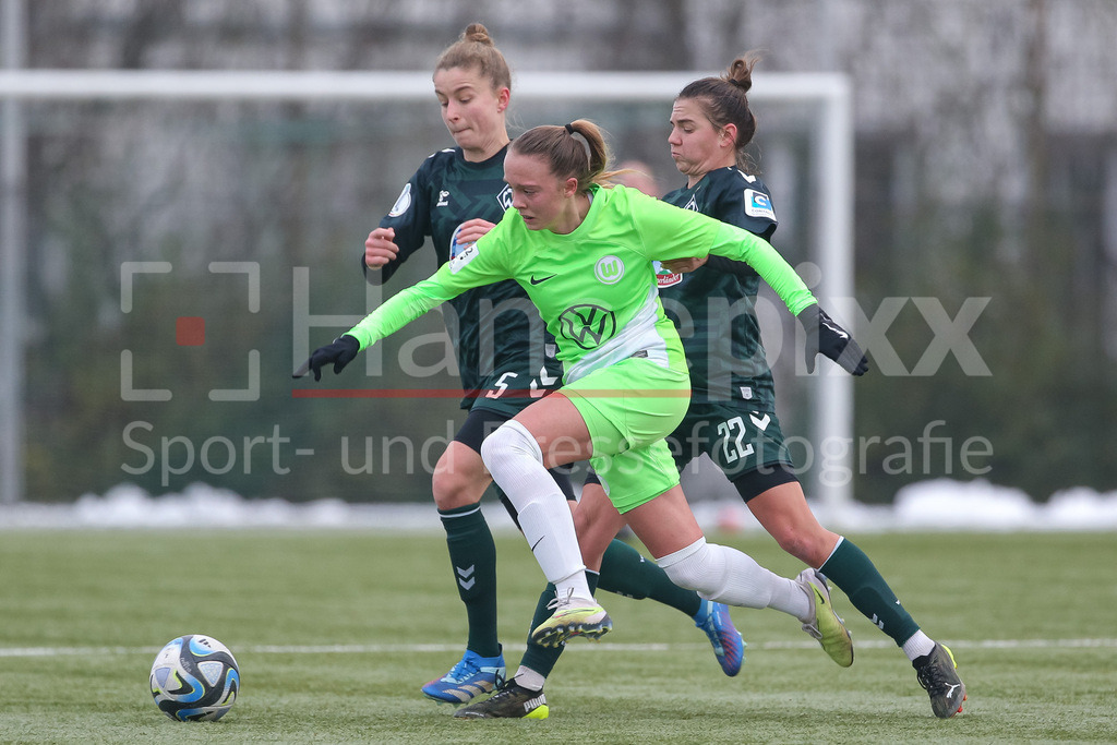 Fussball, Testspiel Frauen, VfL Wolfsburg II - SV Werder Bremen | v.li.: Michelle Ulbrich (SV Werder Bremen, 5), Mira Arouna (VfL Wolfsburg II, 18) und Rieke Dieckmann (SV Werder Bremen, 22) im Zweikampf, Duell, Dynamik, Aktion, Action, Spielszene