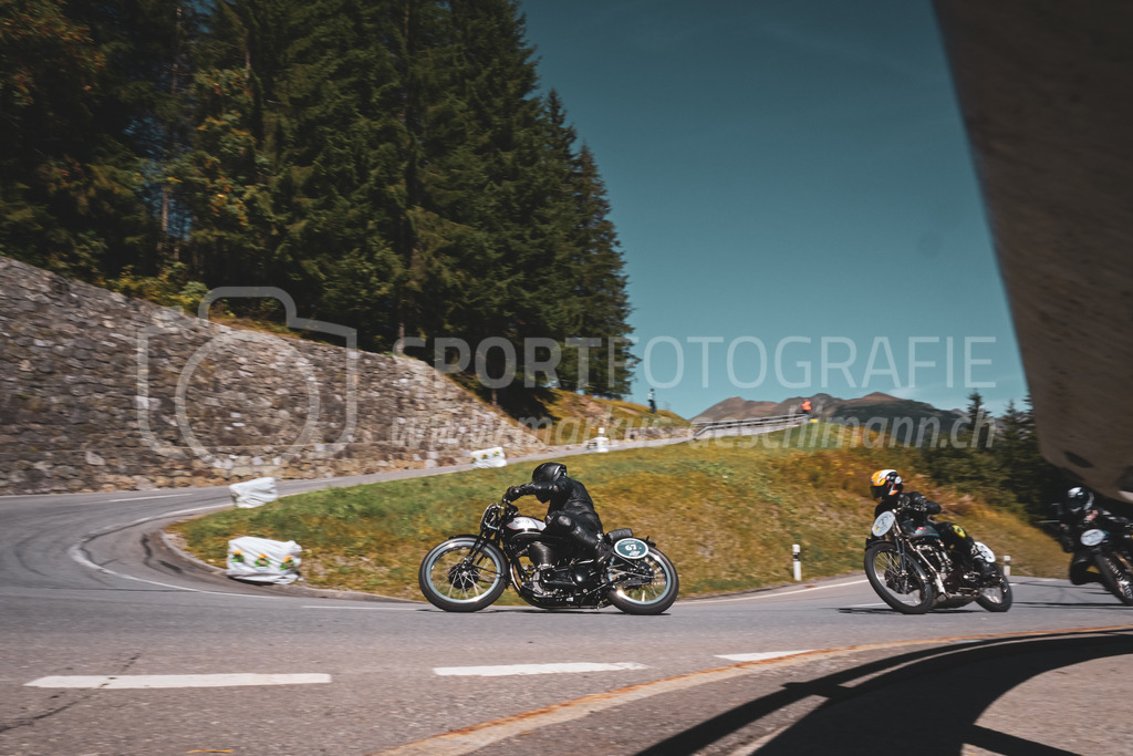 21. Arosa ClassicCar 2025 - 6. =September= 2025 | Das Feld der Motorräder am Arosa ClassicCar 2025..@arosaclassiccar, @arosa.official, #arosaclassiccar, #arosa, #76curves, #classiccarBild: Sportfotografie Markus Aeschimann | www.markus-aeschimann.ch - Realisiert mit Pictrs.com