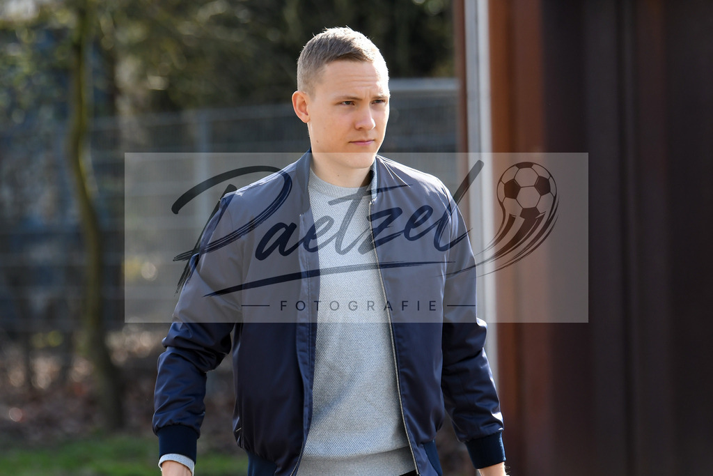 20200303_PKWBRE_0047 | Fussball, Herren: Ludwig Augustinsson (Werder Bremen) schaut auf dem Weg ins wohninvest Weserstadion am 03.03.2020 in Bremen, Deutschland. - Realisiert mit Pictrs.com