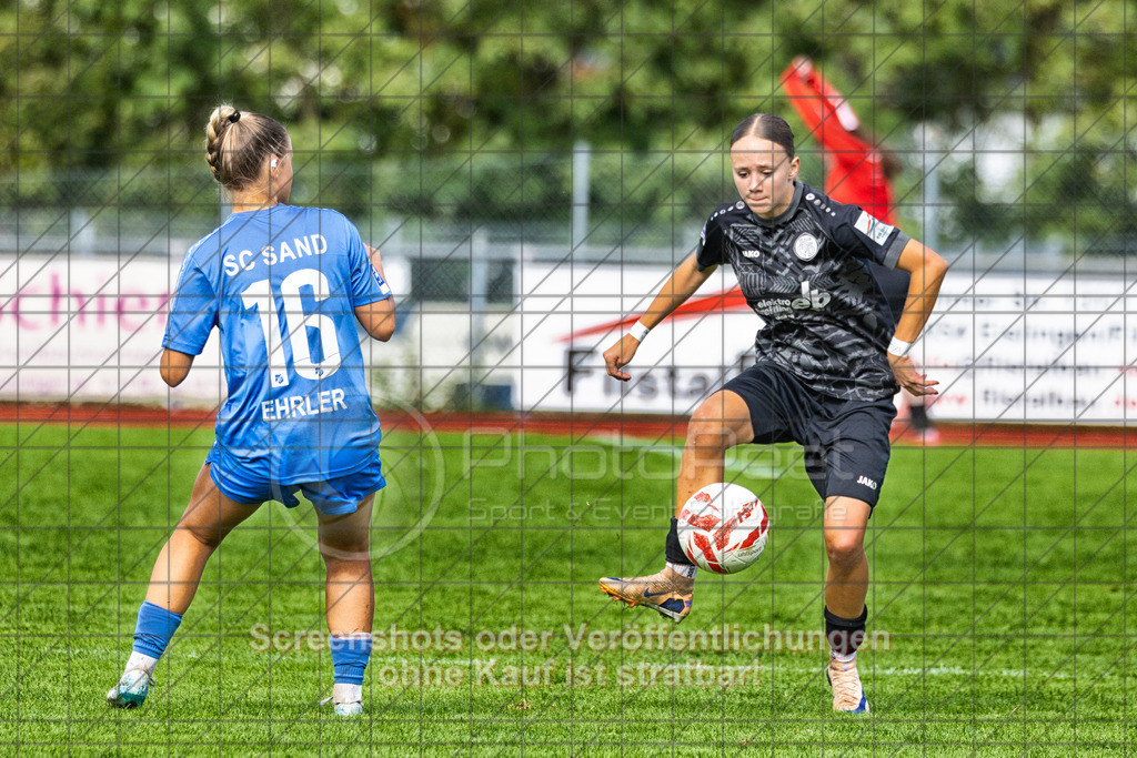 20261010_143023_0011-Bearbeitet_(c)_by_PhotoPeet | Priya Shanti Singh (1.FC Donzdorf #19)1.FC Donzdorf (schwarz) vs. SC Sand (blau), Fußball, EnBW-Oberliga B -Juniorinnen, 05. Spieltag, Saison 2026/2027, Rasenplatz Lautertal Stadion, Süßener Straße 16, 73072 Donzdorf, 10.10.2026 - 14:00 Uhr,Foto: PhotoPeet / Sport- &amp; Eventfotografie / Peter Harich