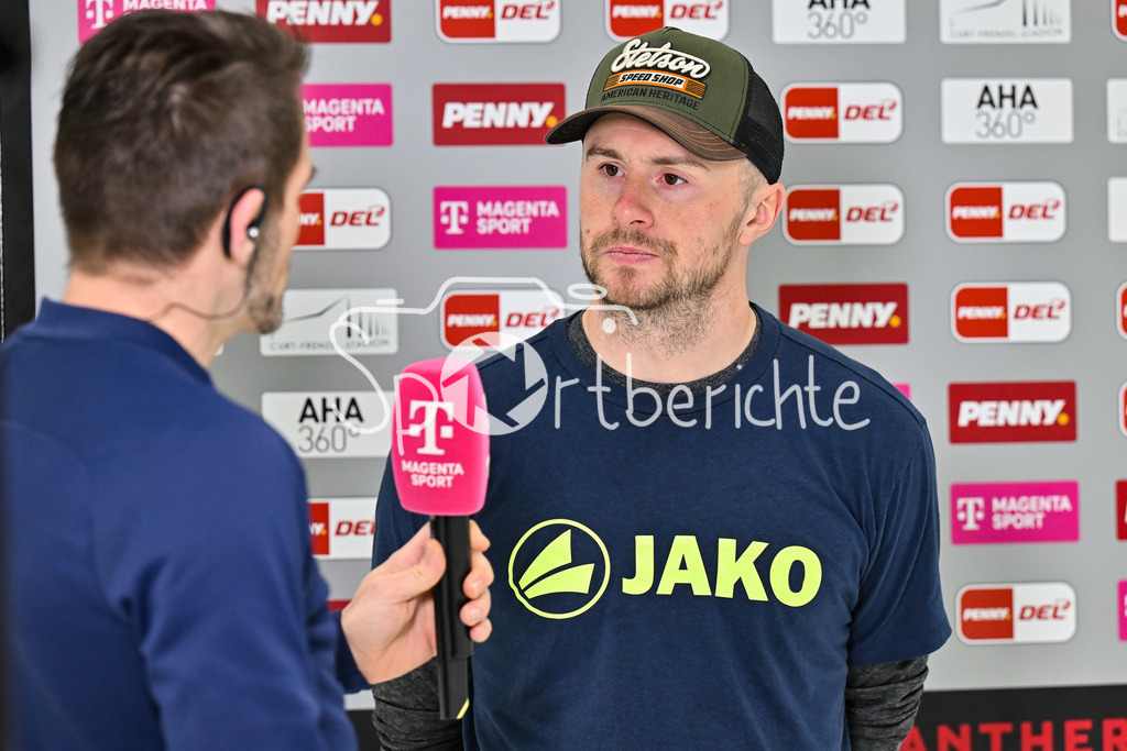 Augsburger Panther - Grizzlys Wolfsburg | AUGSBURG, GERMANY - 15. MARCH: im Bild Fabio PFOHL (Grizzlys Wolfsburg 95) beim Interview mit MagentaSport vor dem Match zwischen den Augsburger Panthern und den Grizzlys Wolfsburg am 52. Spieltag der Penny DEL im Curt Frenzel Stadion