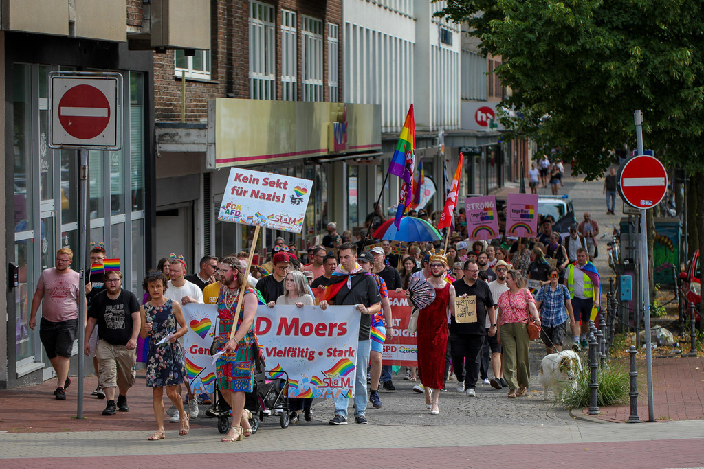 CSD_Moers_190725_060 | Bildergalerie von Sport-Ereignissen aber auch von weiteren spannenden Dingen - nicht nur vom Niederrhein. In Anlehnung an den bekannten Spruch von Hanns Dieter Hüsch heißt das Motto: "Niederrhein ist überall".  - Realisiert mit Pictrs.com