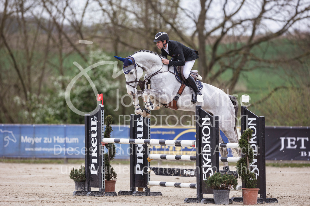 250417_Springpferde-L2-305 | Deine schönsten Turniermomente als professionelle Fotos! Entdecke hochwertige Pferdesport-Fotografie im Online-Shop. Jetzt Fotos finden & bestellen!