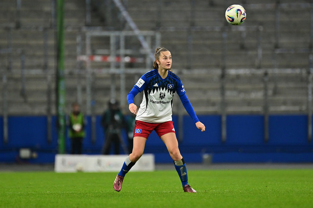 Fußball I Frauen I Saison 2025-2026 I Bundesliga I 10. Spieltag I Hamburger SV - 1. FC Nürnberg I 48683 | Einzelfoto, Freisteller, Einzelbild, Cut-out, isoliertes Motiv, Sportaufnahme, Nahaufnahme, freigestellt, freigestellte Aufnahme, Aufnahme, Einzeln: Emilia Angelika Hirche (20, Hamburger SV) - Realisiert mit Pictrs.com