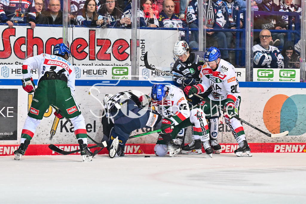 Iserlohn Roosters - Augsburger Panther | v. l. D. J. BUSDEKER (Augsburger Panther #14), John BRODA (Iserlohn Roosters 22) , Thomas SCHEMITSCH (Augsburger Panther #62) Cody KUNYK (Augsburger Panther #20) / Zweikampf an der Bande / DEL: Iserlohn Roosters - Augsburger Panther, Eissporthalle Iserlohn am 07.03.2025