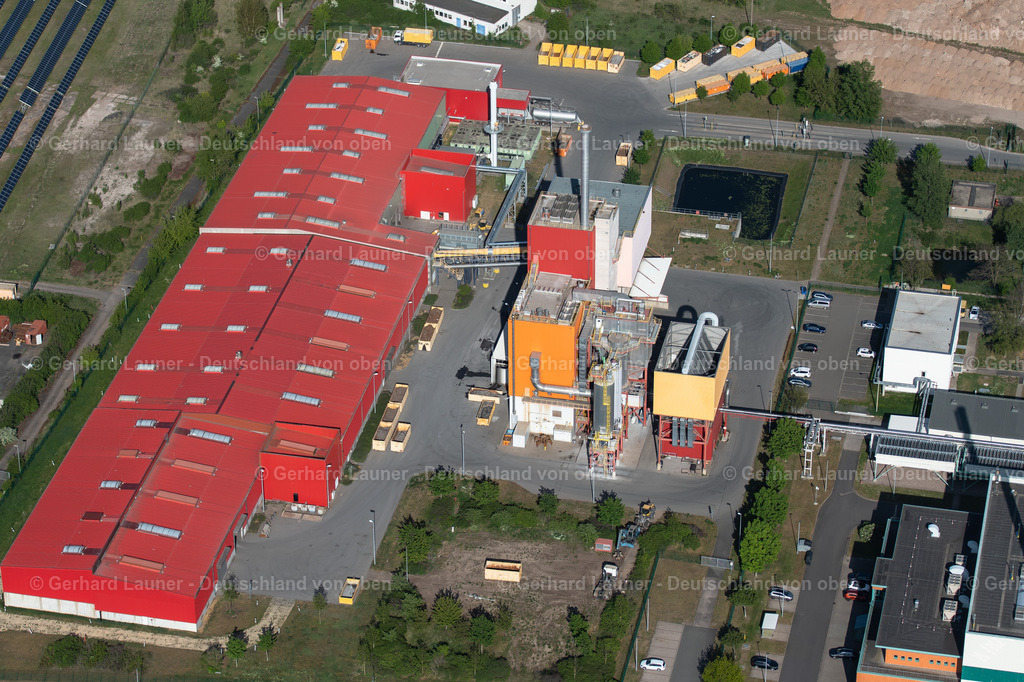 4025792 | ERFURT 06.05.2020 Kraftwerksanlagen des Heizkraftwerkes der Müll- und Abfallverbrennungsanlage " Restabfallbehandlungsanlage (TUS Leitwarte) " im Ortsteil Hohenwinden in Erfurt im Bundesland Thüringen, Deutschland. Weiterführende Informationen bei: HTI Thüringen KG,  SWE Stadtwerke Erfurt GmbH. // Power plants and exhaust towers of Waste incineration plant station " Restabfallbehandlungsanlage (TUS Leitwarte) " in the district Hohenwinden in Erfurt in the state Thuringia, Germany. Further information at: HTI Thueringen KG,  SWE Stadtwerke Erfurt GmbH. Foto: Gerhard Launer