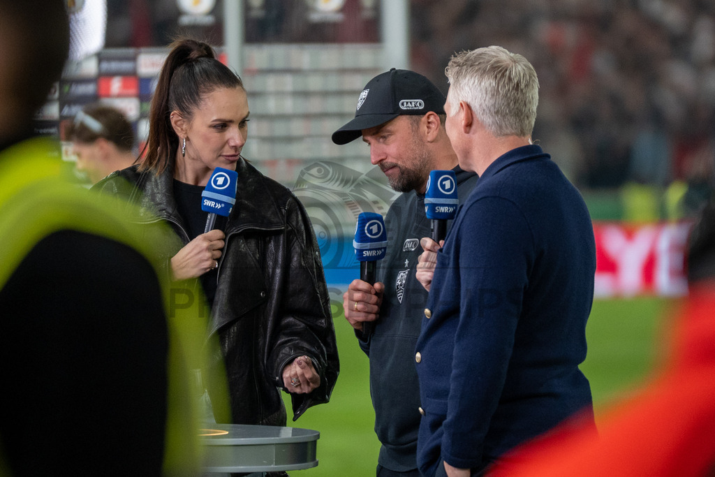 VfB Stuttgart vs. SC Freiburg, Fussball, DFB-Pokal, Halbfinale, 23.04.2026 | Sebastian Hoeness (Trainer VfB Stuttgart) im Interview mit Bastian Schweinsteiger und Esther Sedlaczek,VfB Stuttgart vs. SC Freiburg, Fussball, DFB-Pokal, Halbfinale, 23.04.2026DFB regulations prohibit any use of photographs as image sequences and/or quasi-video