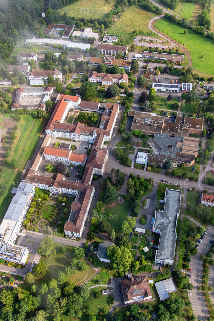 Luftbild: Dichte Wolken über dem Pfalzklinikum für Psychiatrie und Neurologie in Klingenmünster im Bundesland Rheinland-Pfalz in Deutschland. Foto: IMG_142942.jpg vom 03.08.2024 durch Werner Riehm/FLY-FOTO.deSymbol Peilsender