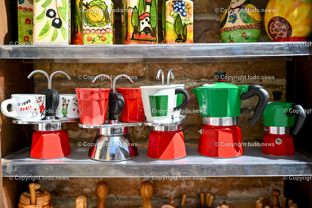 Italien_ Toskana_ San Gimignano_ 31.05.2024-15 | 31.05.2024, Italien, ITA, Toskana, San Gimignano im Bild Stadtansichten Gebäude, Architektur, Touristen, Historisch, Souvenir, Ansichten der berühmten Stadt San Gimignano in der Toskana-Italien - View of the famous town San Gimignano in Tuscany-ItalySan Gimignano ist eine italienische Kleinstadt in der Toskana mit einem mittelalterlichen Stadtkern. San Gimignano wird auch die Stadt der Türme genannt. Die Stadt liegt in der Provinz Siena. Sie gehört neben Florenz, Siena und Pisa zu den von Touristen meist besuchten Zielen in der Toskana.