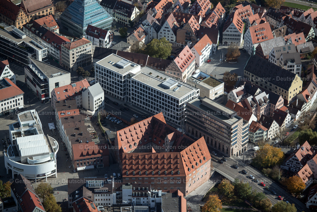 3705022 | ULM 16.10.2017 Banken- Verwaltungsgebäude des Finanzdienstleistungs- Unternehmens Sparkasse Ulm in Ulm im Bundesland Baden-Württemberg, Deutschland. // Banking administration building of the financial services company Sparkasse Ulm in Ulm in the state Baden-Wuerttemberg, Germany. Foto: Gerhard Launer