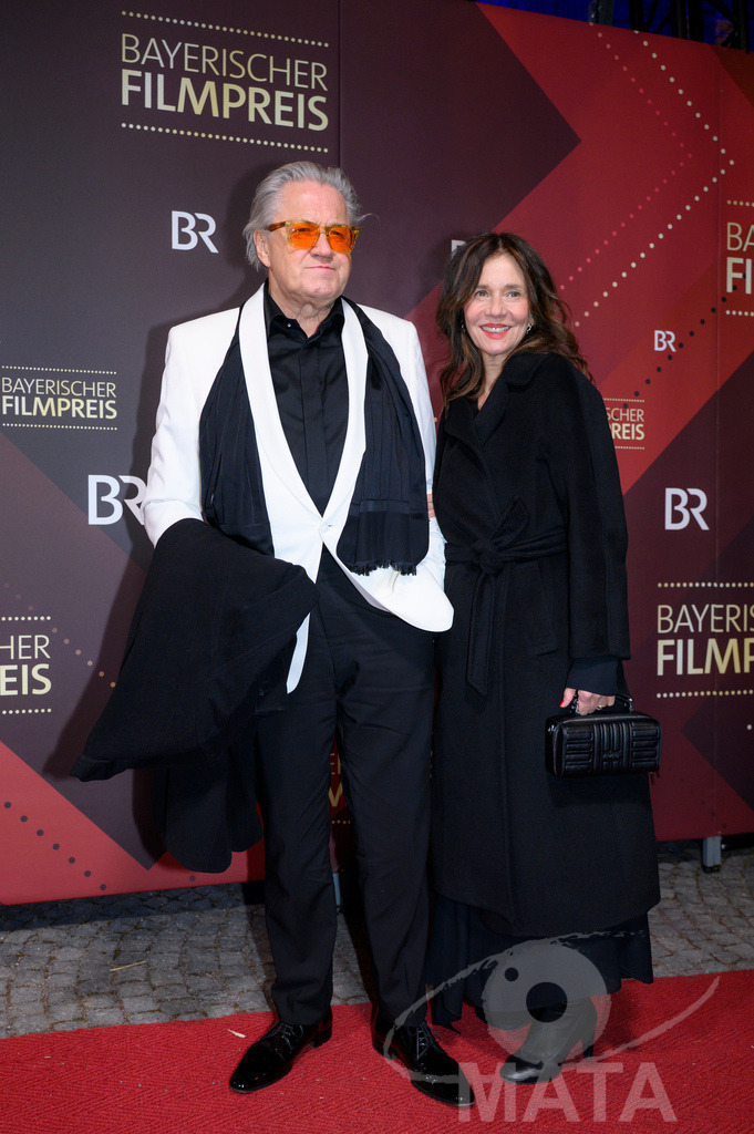 _DWI5317 | Michael Brandner mit Ehefrau Karin Brandner bei der Verleihung des 47. Bayerischen Filmpreises 2026  im Prinzregententheater. München, Deutschland. Der Bayerische Filmpreis wird seit 1979 von der Bayerischen Staatsregierung verliehen, um die Bedeutung des Kinofilms als Kulturgut herauszustellen - Realisiert mit Pictrs.com