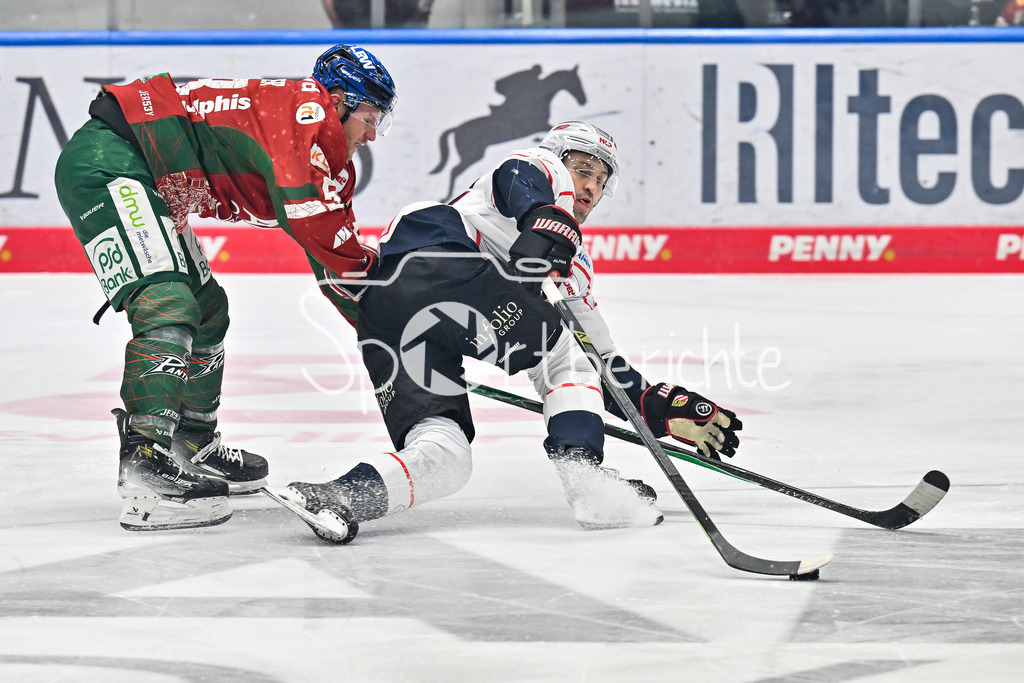Augsburger Panther - Nürnberg Ice Tigers | AUGSBURG, GERMANY - 23. DECEMBER: im Duell Maximilian RENNER (Augsburger Panther 58) und Tyler SPEZIA (Nürnberg Ice Tigers 37) während dem Match zwischen den Augsburger Panthern und den Nürnberg Ice Tigers am 31. Spieltag der Penny DEL im Curt Frenzel Stadion