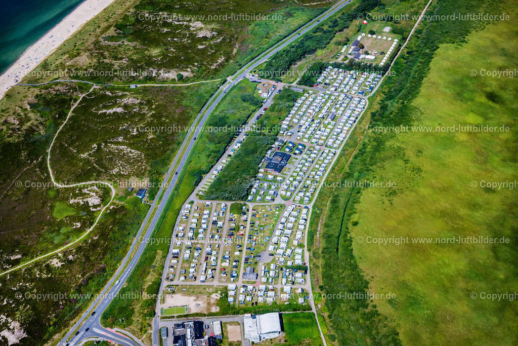 Sylt_Rantum_Campingplatz_ELS_9629130825 | RANTUM (SYLT) 13.08.2025 Campingplatz mit Wohnwagen und Zelten im Küstenbereich der Nordsee und dem Rantumbecken am Campingplatz in Rantum (Sylt) im Bundesland Schleswig-Holstein, Deutschland. Weiterführende Informationen bei: Campingplatz Rantum. // Campsite with caravans and tents in the coastal area of the North Sea and the Rantum Basin at the campsite in Rantum (Sylt) in the federal state of Schleswig-Holstein, Germany. Further information at: Campingplatz Rantum. Foto: Martin Elsen