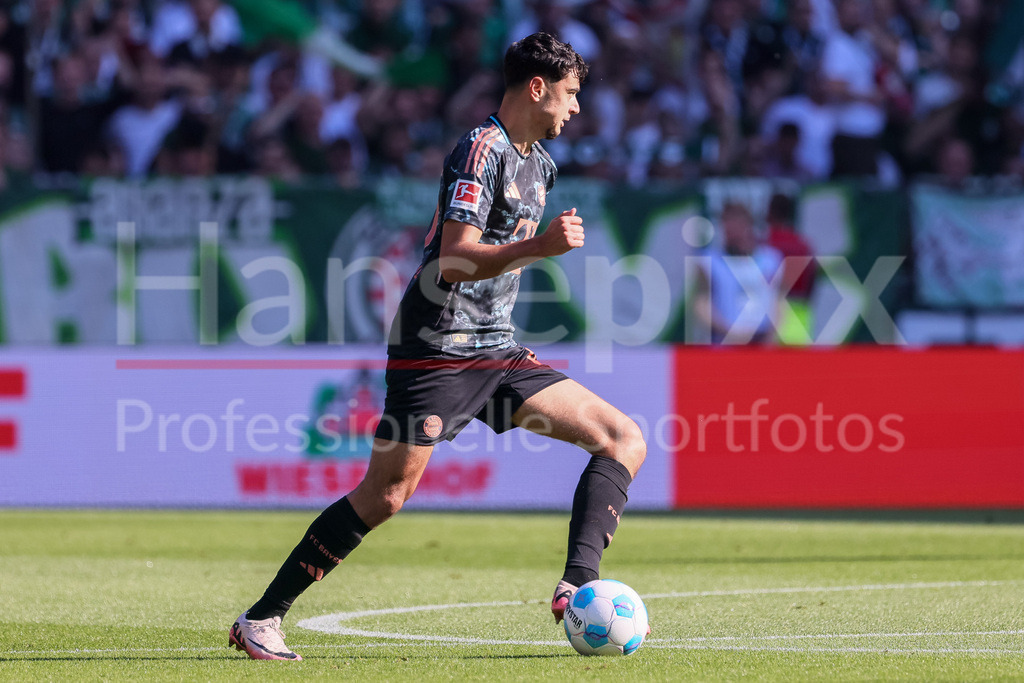 Fussball, Bundesliga, SV Werder Bremen - FC Bayern München | v.li.: Aleksandar Pavlovic (FC Bayern München, 45) am Ball, Freisteller, Einzelbild, Ganzkörper, Aktion, Action, Spielszene, DIE DFL-RICHTLINIEN UNTERSAGEN JEGLICHE NUTZUNG VON FOTOS ALS SEQUENZBILDER UND/ODER VIDEOÄHNLICHE FOTOSTRECKEN. DFL REGULATIONS PROHIBIT ANY USE OF PHOTOGRAPHS AS IMAGE SEQUENCES AND/OR QUASI-VIDEO.