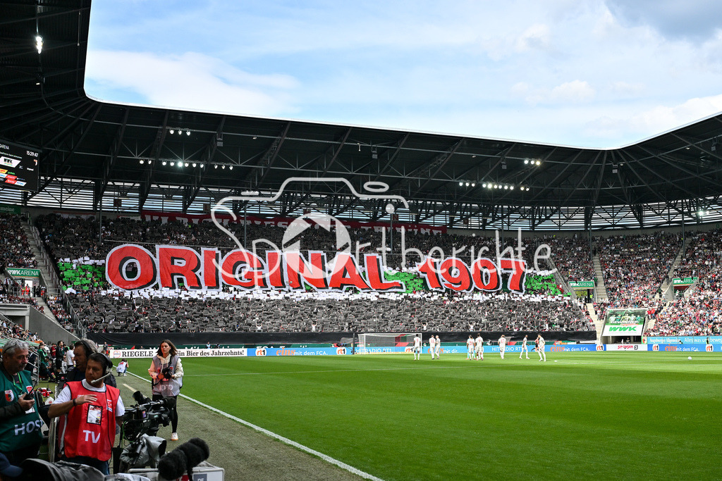 FC Augsburg - SG Eintracht Frankfurt | die Fans der Hausherren haben zu Beginn der Partie eine Choreo vorbereitet / Utlras / Bundesliga: FC Augsburg - Eintracht Frankfurt, WWK Arena am 20.04.2025