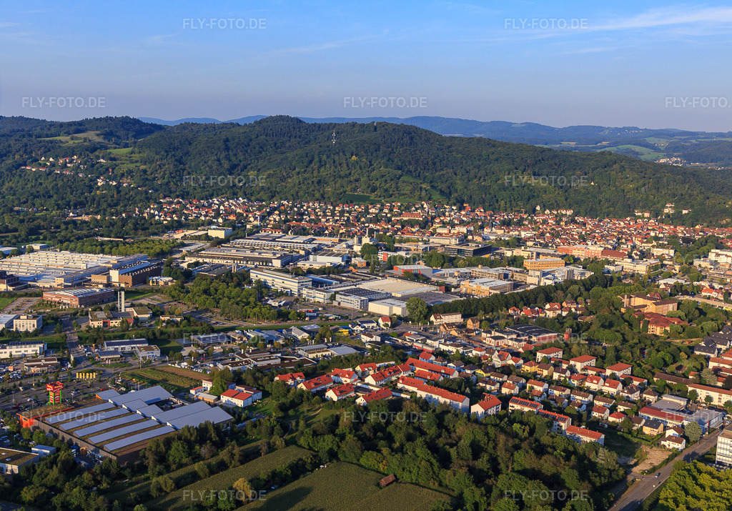 Luftbild: Stadtansicht am Rand des Odenwalds aus Südwesten mit Freudenberg Sealing Technologies in Weinheim im Bundesland Baden-Württemberg in Deutschland. Foto: IMG_103040.jpg vom 28.08.2017 durch Werner Riehm/FLY-FOTO.deNOK & Freudenberg Sealing Technologies