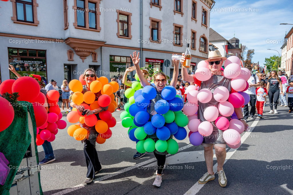 34_Winzerfestumzug-Bensheim | bbe, Bensheim, Winzerfestunmzug 2025, SPD Bensheim, " Die bunten Trauben feiern Feste wie sie fallen" ,, Bild: Thomas Neu