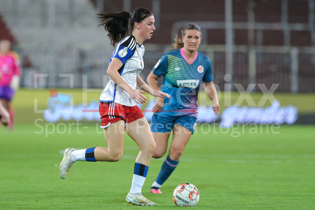 Fussball, DFB-Pokal Frauen, FC St. Pauli - Hamburger SV | v.li.: Nele Karowski (Hamburger SV, 18) am Ball, Einzelbild, Ganzkörper, Aktion, Action, Spielszene, DIE DFB-RICHTLINIEN UNTERSAGEN JEGLICHE NUTZUNG VON FOTOS ALS SEQUENZBILDER UND/ODER VIDEOÄHNLICHE FOTOSTRECKEN. DFB REGULATIONS PROHIBIT ANY USE OF PHOTOGRAPHS AS IMAGE SEQUENCES AND/OR QUASI-VIDEO.
