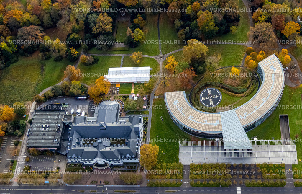 Leverkusen231100629BayerLeverkusen Bayer AG-2 | Luftbild, halbrundes Gebäude der Konzernzentrale Bayer AG im Chempark, Bayer Kasino, Bayer Kreuz-Logo in einer Gartenanlage, Wiesdorf, Leverkusen, Rheinland, Nordrhein-Westfalen, Deutschland
