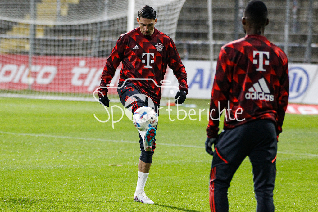 FC Bayern Amateure - 1. FC Schweinfurt | Yusuf Karhan KABADAYI (FCB #7) beim warmmachen