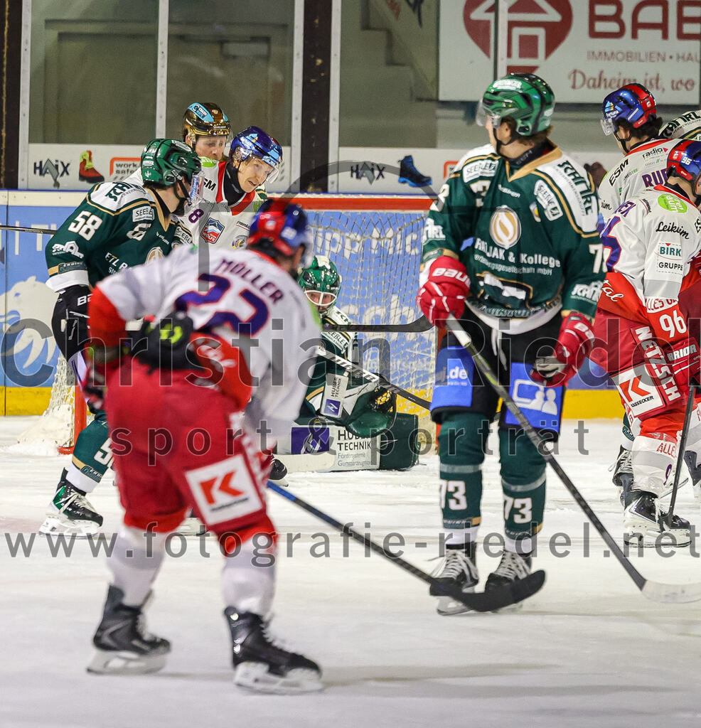 2025-11-16_123_TSV_Erding_gegen_Selber_Woelfe | Erding, Deutschland, 16.11.2025:Eishockey, Oberliga Süd 2025 / 2026, 17. Spieltag, TSV Erding gegen Selber Wölfe, Endergebnis: 3:1Dominik Müller (Selber Wölfe, #22), Torwart David Zabolotny (Erding Gladiators, #72), Pascal Steck (Erding Gladiators, #73)Foto: Christian Riedel / fotografie-riedel.net