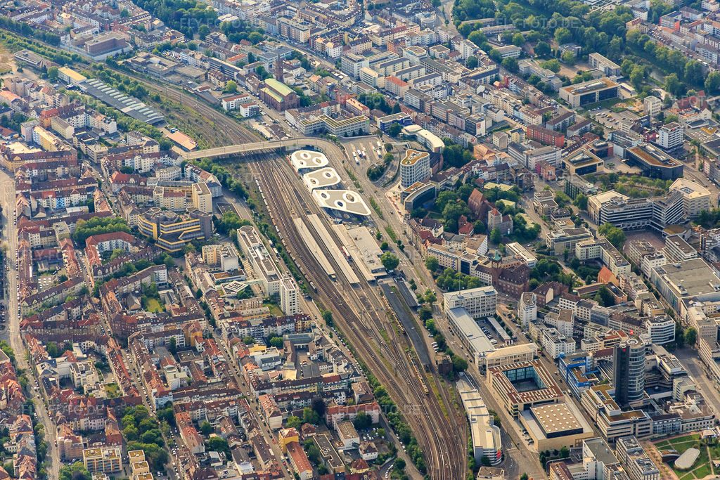 Luftbild: Pforzheim Hauptbahnhof und ZOB im Ortsteil Innenstadt in Pforzheim im Bundesland Baden-Württemberg in Deutschland. Foto: IMG_079892.jpg vom 31.05.2015 durch Werner Riehm/FLY-FOTO.de