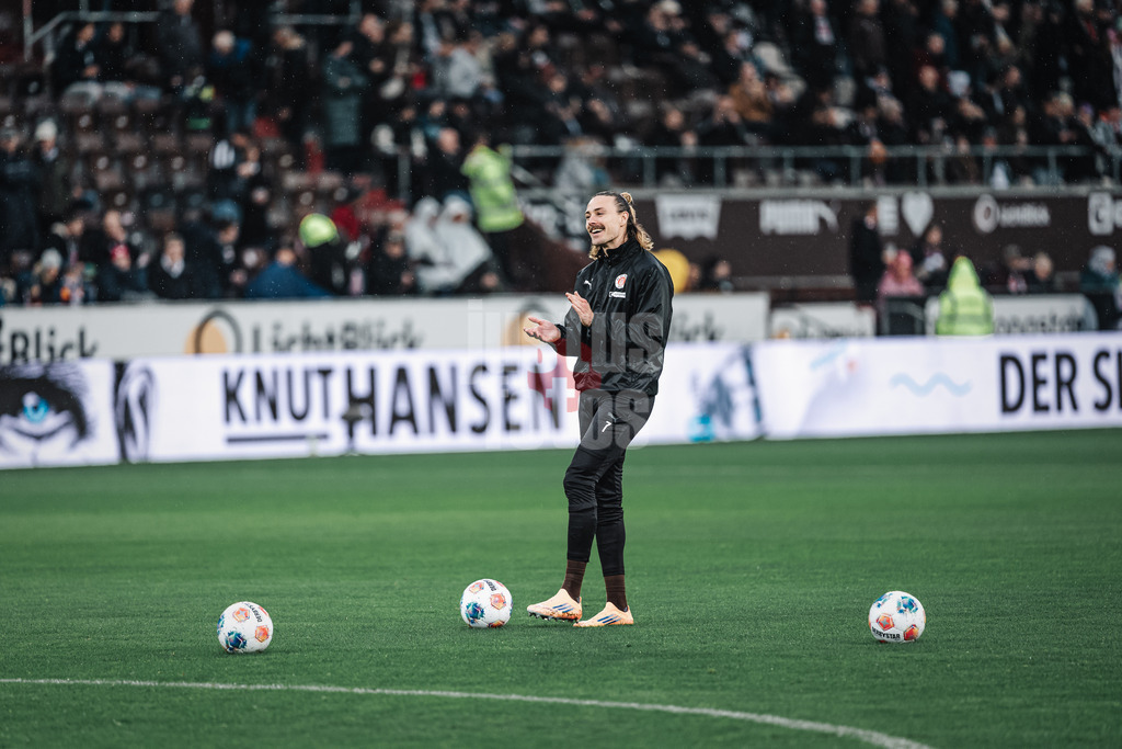 Fußball | Männer | Saison 2025/2026  | Fußball-Bundesliga | 09. Spieltag | FC St. Pauli vs. Borussia Mönchengladbach | 01.11.2025 | Jackson Irvine (#7, FC St. Pauli) beim Aufwärmen