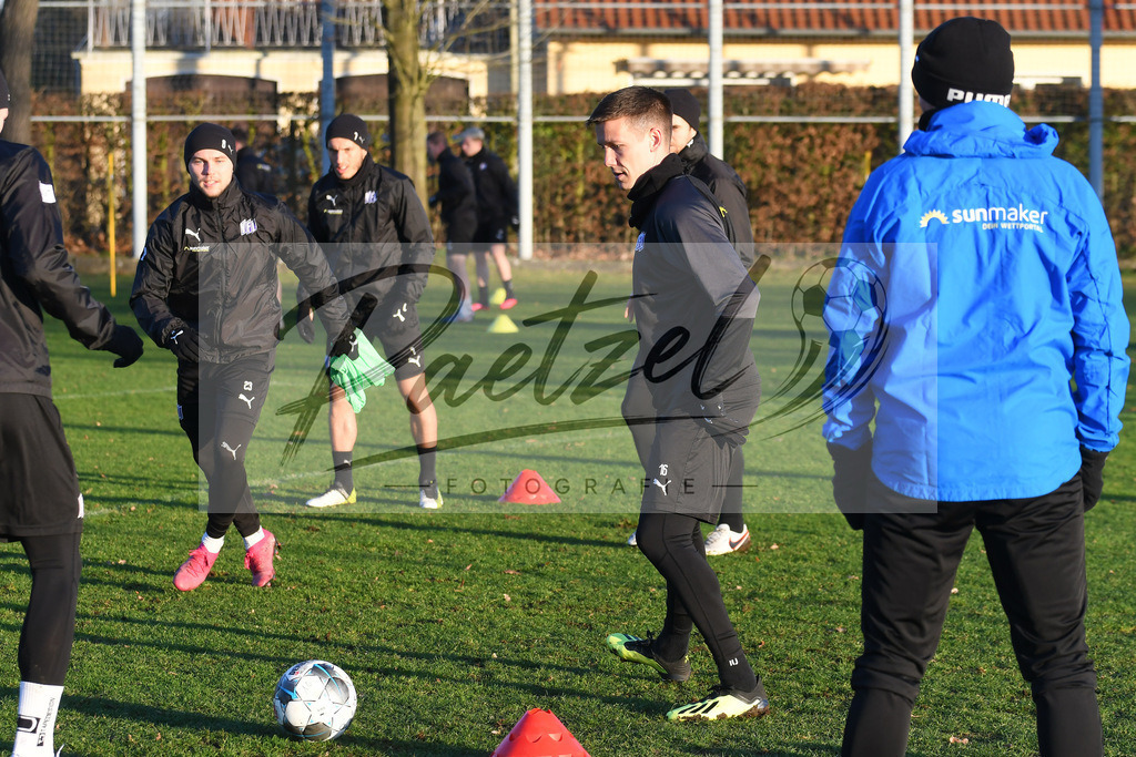 20200121_TRAOSN_0045 | Fußball, Herren: Thomas Konrad (VfL Osnabrück) in Aktion, am Ball, Einzelaktion beim Training des VfL Osnabrück am 21.01.2020 im Sportpark Illoshöhe in Osnabrück, Deutschland.(Foto von Nico Paetzel) - Realisiert mit Pictrs.com