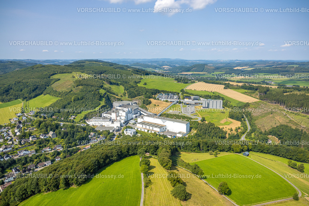 Meschede250807462 | Luftbild, Brauerei C. & A. VELTINS GmbH in malerischer Landschaft, Grevenstein, Meschede, Sauerland, Nordrhein-Westfalen, Deutschland