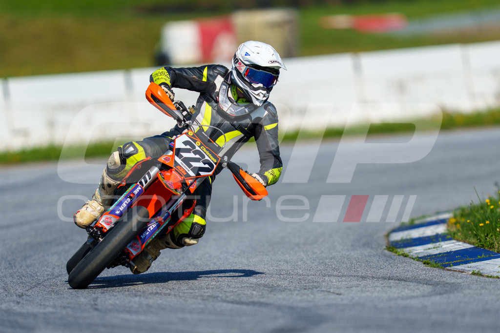 SuperMoto_Staatsmeisterschaft_Greinbach_149 | GRIPcapture steht für authentische Sportfotografie in Österreich – für Momente, die mehr sind als Geschwindigkeit oder Ergebnis. Es geht um Emotion, Spannung, Fokus und den Augenblick, der oft nur einen Wimpernschlag dauert.Ob Motorsport, Teamsport oder 