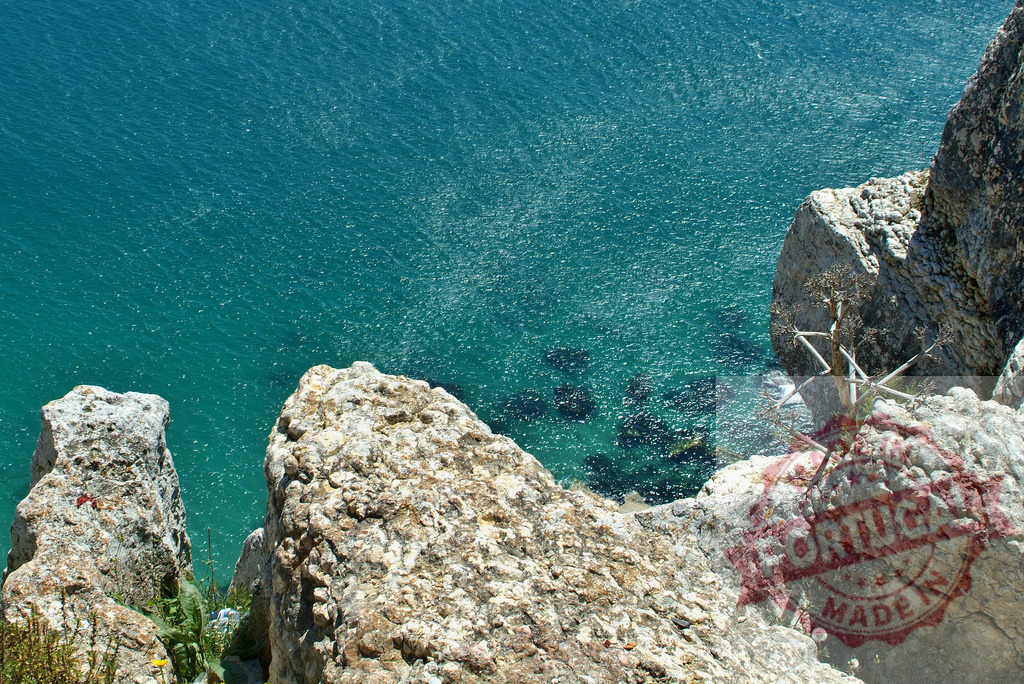 Turquoise blue ocean water seen from high cliff | Turquoise ocean water sparkles next to rugged rocky cliffs on a sunny day - Realisiert mit Pictrs.com