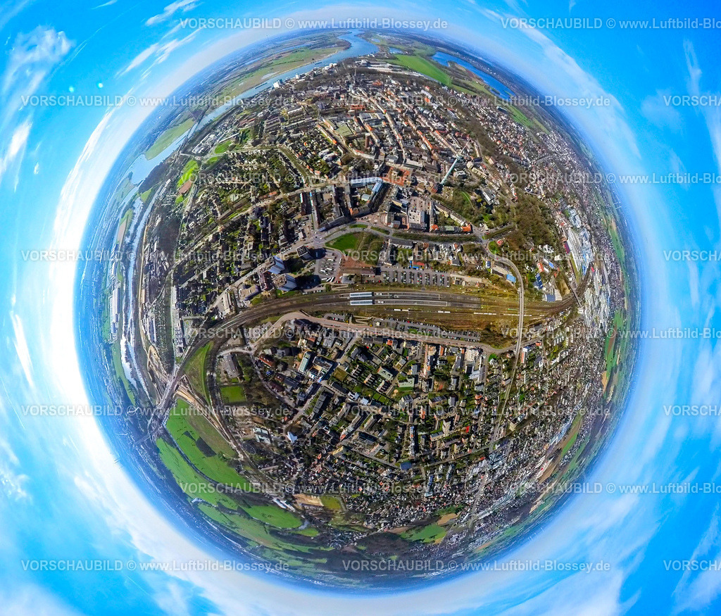 Wesel240390059HauptbahnhofWesel | Luftbild, Ortsansicht mit Hbf Bahnhof Wesel, Bahnsteig und Ausbau der Betuweroute und Betuwe-Linie Eisenbahnstrecke, Erdkugel, Fisheye Aufnahme, Fischaugen Aufnahme, 360 Grad Aufnahme, tiny world, little planet, fisheye Bild, Wesel, Nordrhein-Westfalen, Deutschland