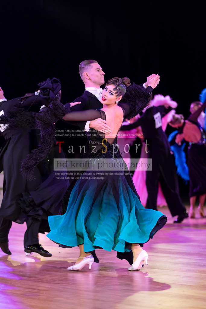 20241215_WDSF_Int_Open_Std-Riga-9397 | Tanzsportbilder, Standardtanz, Lateintanz, WDSF, DTV, LTVB, dancecomp, goc, hessen tanzt, blaues band der spree, walzer, tango, wiener walzer, slowfox, quickstepp, samba, rumba, cha-cha-cha, paso doble. jive, hd-kroft photography, turniertanzsport
