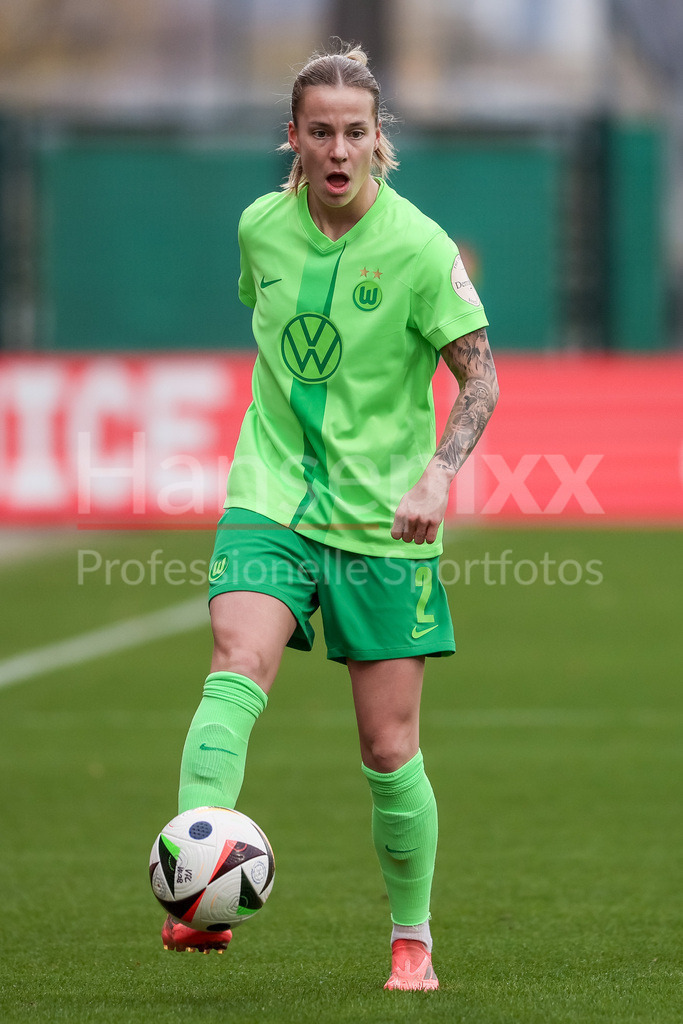 Fussball, Google Pixel Frauen-Bundesliga, VfL Wolfsburg - 1. FFC Turbine Potsdam | v.li.: Lynn Wilms (VfL Wolfsburg, 2) am Ball, Freisteller, Einzelbild, Ganzkörper, Aktion, Action, Spielszene, DIE DFB-RICHTLINIEN UNTERSAGEN JEGLICHE NUTZUNG VON FOTOS ALS SEQUENZBILDER UND/ODER VIDEOÄHNLICHE FOTOSTRECKEN. DFB REGULATIONS PROHIBIT ANY USE OF PHOTOGRAPHS AS IMAGE SEQUENCES AND/OR QUASI-VIDEO.