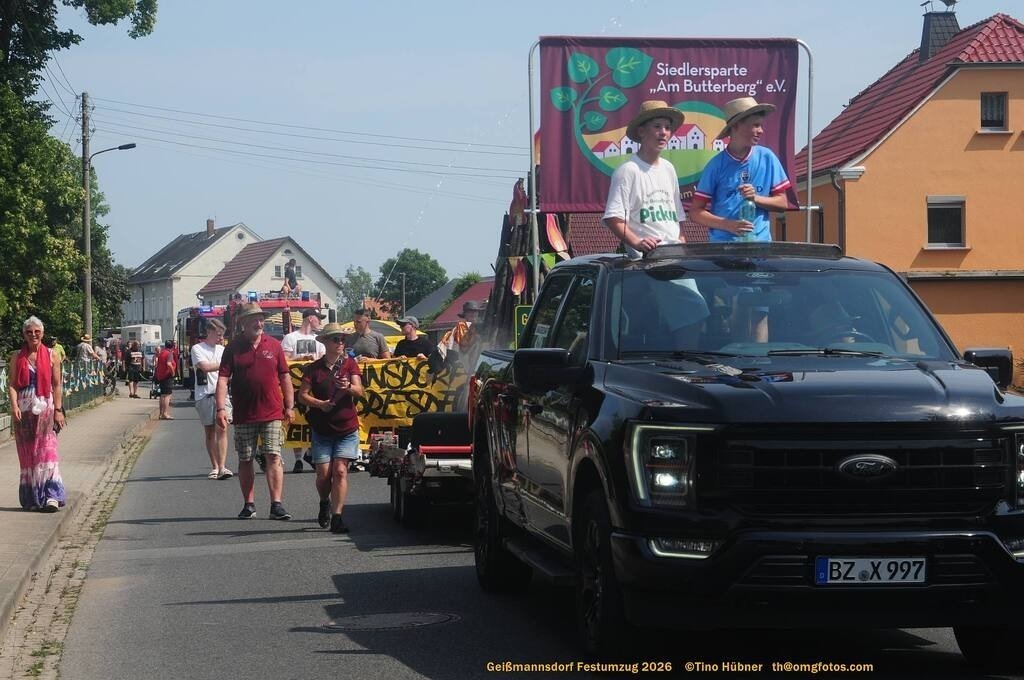 Geißmannsdorf-2026-Festumzug-194 | Festumzug in Geißmannsdorf bei Bischofswerda im Juni 2026. Fotografische Eindrücke und Momentaufnahmen vom Festumzug anläßlich des 800-jährigen Bestehens von Geißmannsdorf - mit Teilnehmern und Gästen, Strohpuppen und geschmückten Vorgärten und Grundstücken - Realisiert mit Pictrs.com
