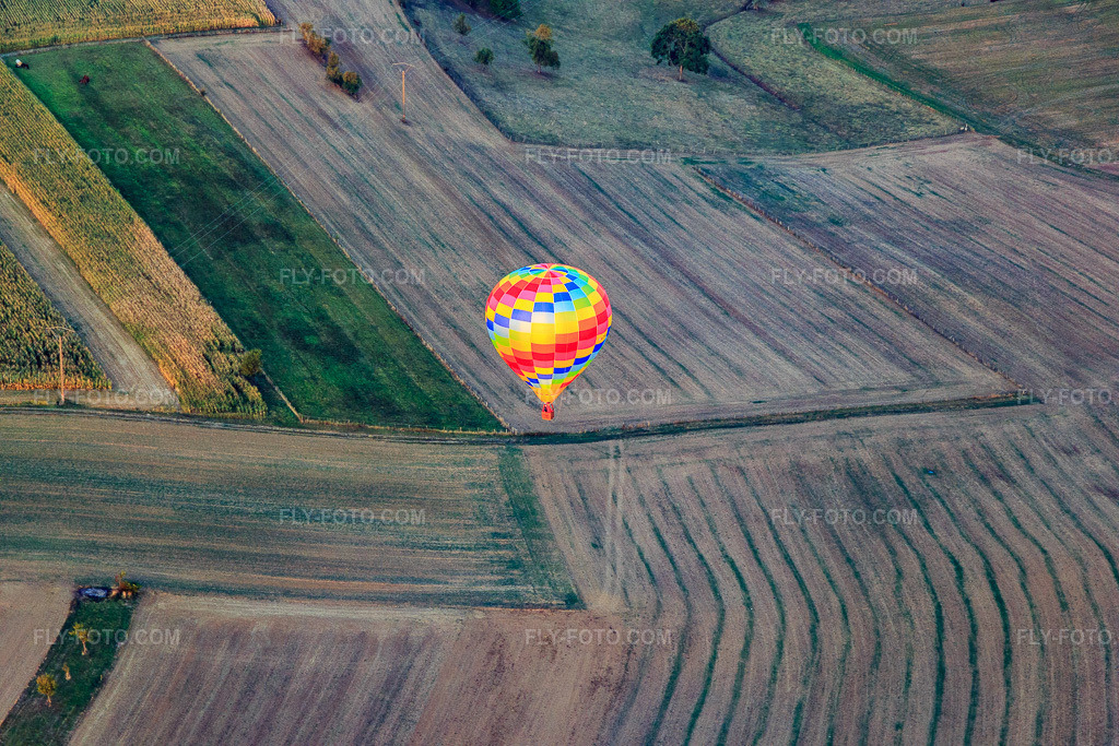 Aerial view: Hot air balloon over fields in Forstheim in the state Bas-Rhin, France. – Photo: IMG_117768.jpg taken on 09/14/2019 by Werner Riehm/FLY-FOTO.com – Resolution of the original: 5472 x 3648 px