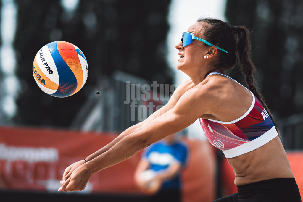 Beachvolleyball | Frauen | German Beach Tour 2024 | Tourstop Bremen | 06.06.2024 | Sophie Sarnighausen spielt den Ball, eine Hummel fliegt dazwischen
