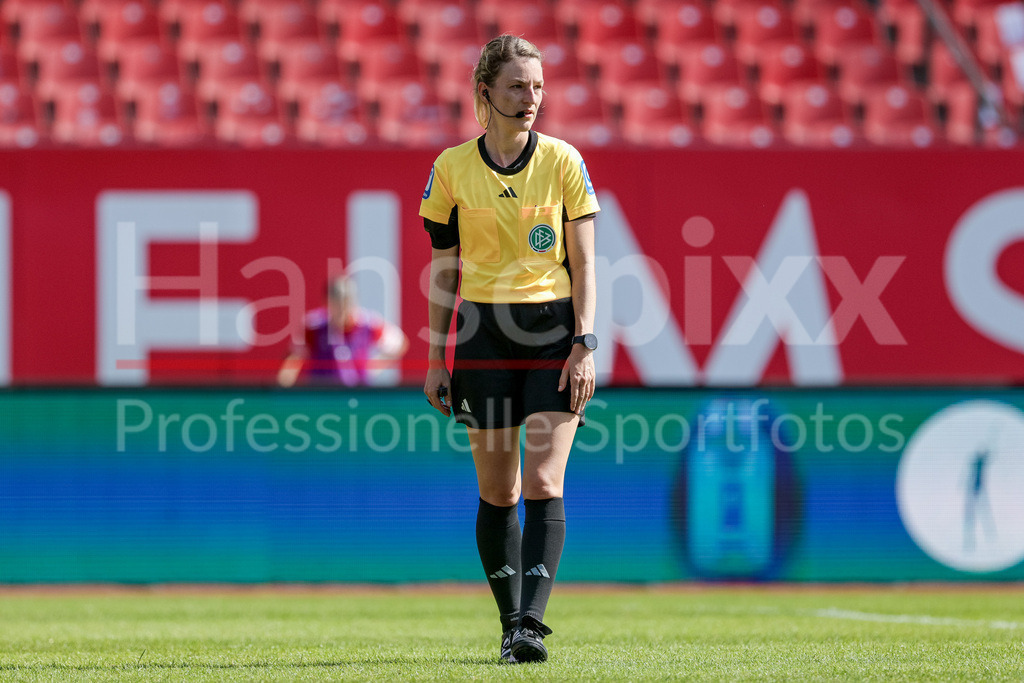 Fussball, Google Pixel Frauen-Bundesliga, 1. FC Nürnberg - SV Werder Bremen | Schiedsrichterin Miriam Schwermer, DIE DFB-RICHTLINIEN UNTERSAGEN JEGLICHE NUTZUNG VON FOTOS ALS SEQUENZBILDER UND/ODER VIDEOÄHNLICHE FOTOSTRECKEN. DFB REGULATIONS PROHIBIT ANY USE OF PHOTOGRAPHS AS IMAGE SEQUENCES AND/OR QUASI-VIDEO.