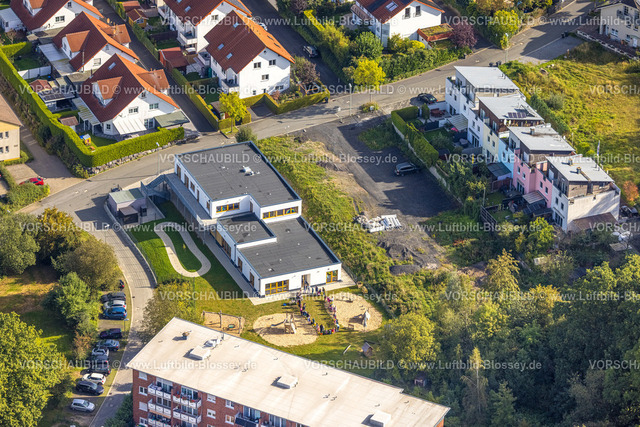 Arnsberg230904334 | Luftbild, Spielkreis und spielende Kinder am Stepke Kindergarten Märchentraum, Neheim, Arnsberg, Sauerland, Nordrhein-Westfalen, Deutschland