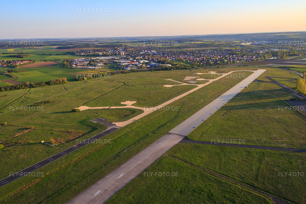 Luftbild: Runway des Flugplatz Kitzingen - EDGY im Ortsteil Hoheim in Kitzingen im Bundesland Bayern in Deutschland. – Foto: IMG_088073.jpg vom 06.05.2016 durch Werner Riehm/FLY-FOTO.de – Auflösung des Originals: 5472 x 3648 px – LSC Kitzingen | Luftsport im Maindreieck