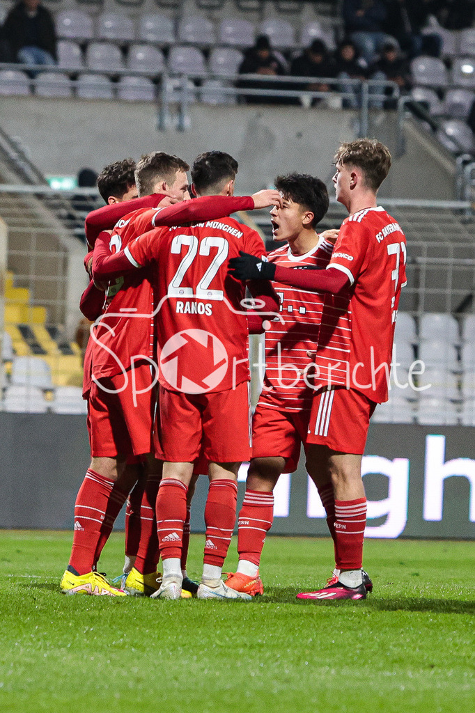 FC Bayern Amateure - 1. FC Schweinfurt | Die Bayern freuen sich ueber den Treffer zum 1-0 druch Timo KERN (FCB #10) / Elfmeter
