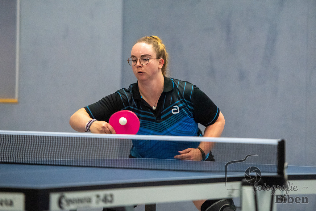 TuS Spohle-VfL Edewecht | Lena Schumacher (TuS Spohle); Frauen Bezirksliga; TuS Spohle (blau)-VfL Edewecht (grün) am 23.09.2024; in Spohle (Sporthalle Wiefelsteder Straße), Photo: Philip Eiben 2024 - Realisiert mit Pictrs.com