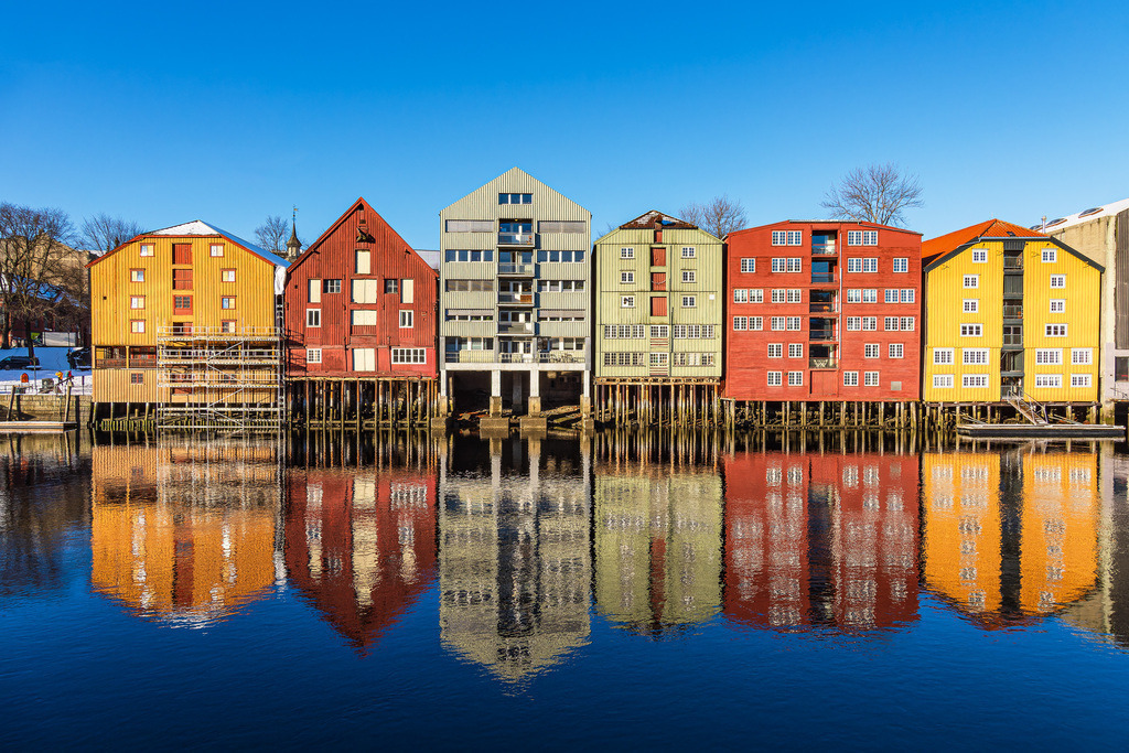 Blick auf bunte Häuser am Fluss Nidelva in der Stadt Trondheim in Norwegen | Blick auf bunte Häuser am Fluss Nidelva in der Stadt Trondheim in Norwegen.