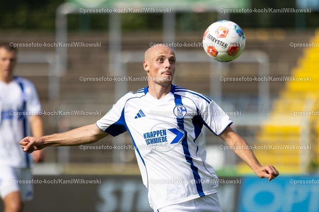 xKWI20092501043 | 20.09.2025, xkwix, Fußball, Regionalliga West, FC Gütersloh - FC Schalke 04 U23, Ohlendorf Stadion im Heidewald: Tim Dietrich (FC Schalke 04 U23 #16)