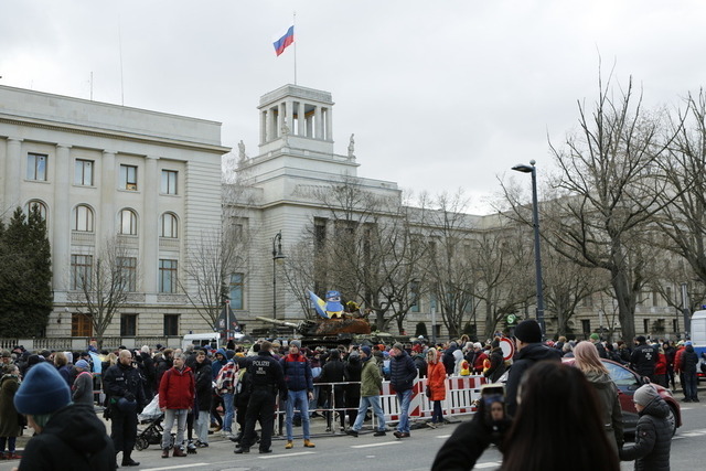 Deutschland: Panzerwrack aus der Ukraine vor der russischen Botschaft in Berlin | Deutschland, Berlin, 26.02.2023. Ein Panzerwrack steht seit dem Jahrestag des russischen Angriffs auf die Ukraine vor der russischen Botschaft in Berlin-Mitte. Der zerstörte Panzer vom Typ T-72 vor dem Gebäude Unter den Linden als Mahnmal gegen den Krieg stehen.