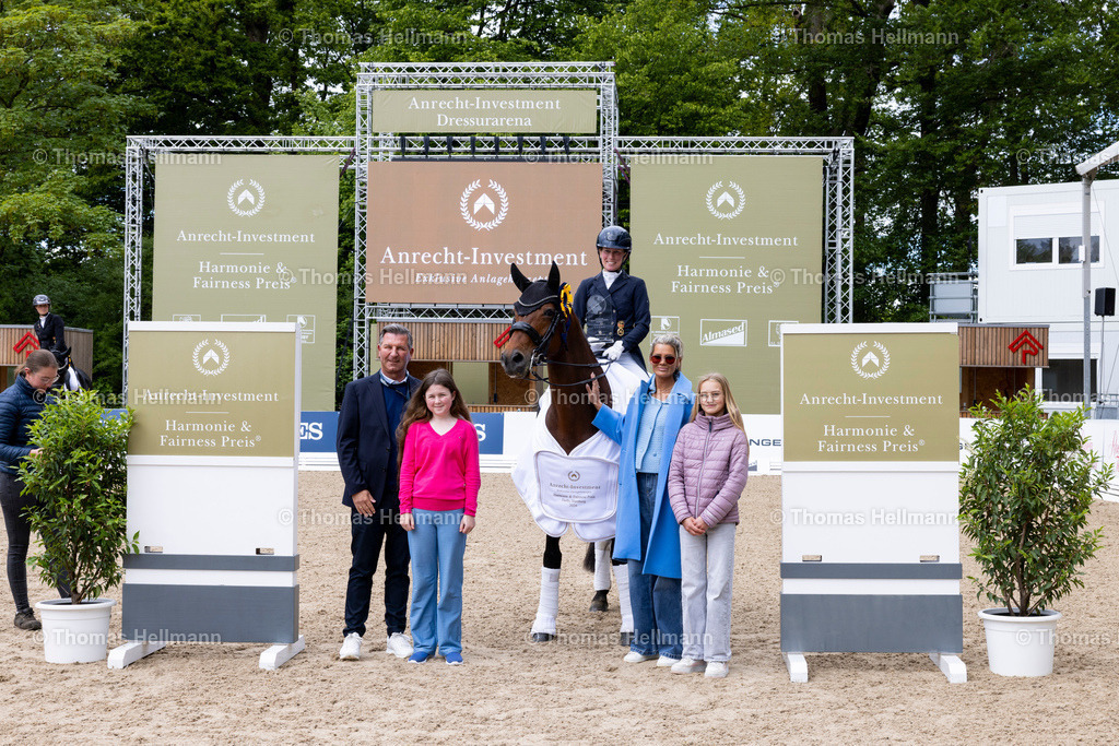 TH_401-LANGEHANENBERG Helen (GER)_ Daniela_37689 | Deutsches Spring- und Dressur-Derby 2026 am 16.05.26 in Hamburg, 401LANGEHANENBERG Helen (GER), Daniela